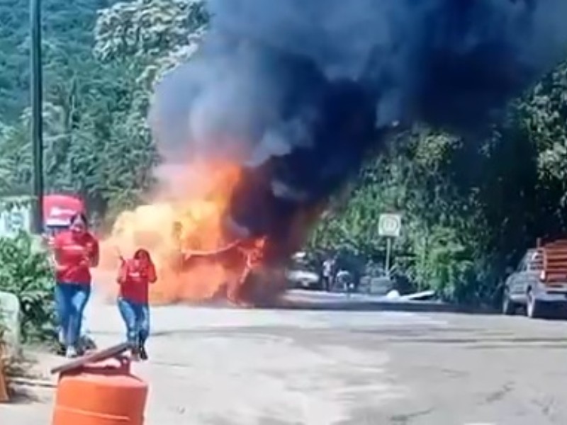 Se incendia tráiler sobre libramiento en El Colomo
