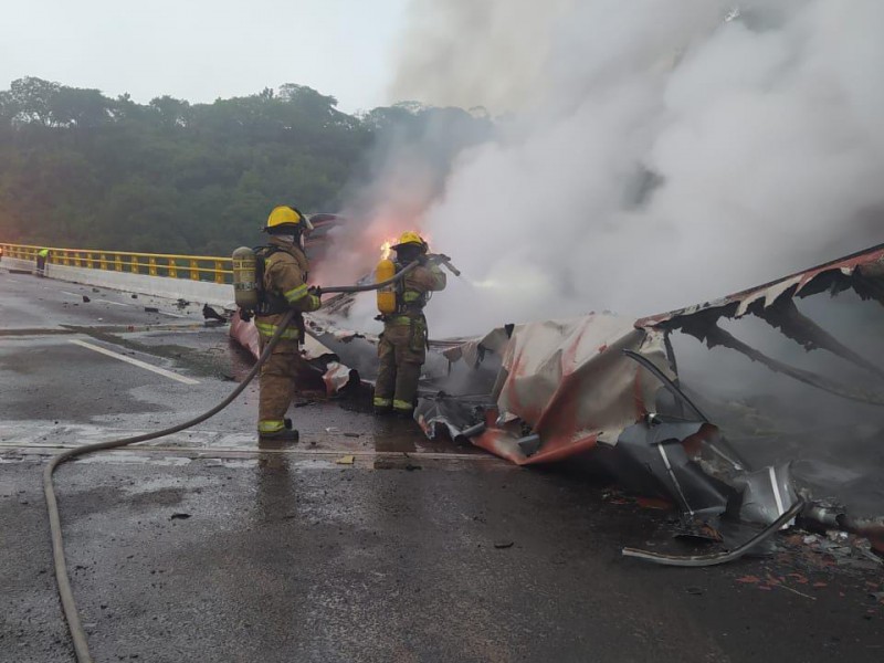 Se incendia tráiler tras choque en Macrolibramiento