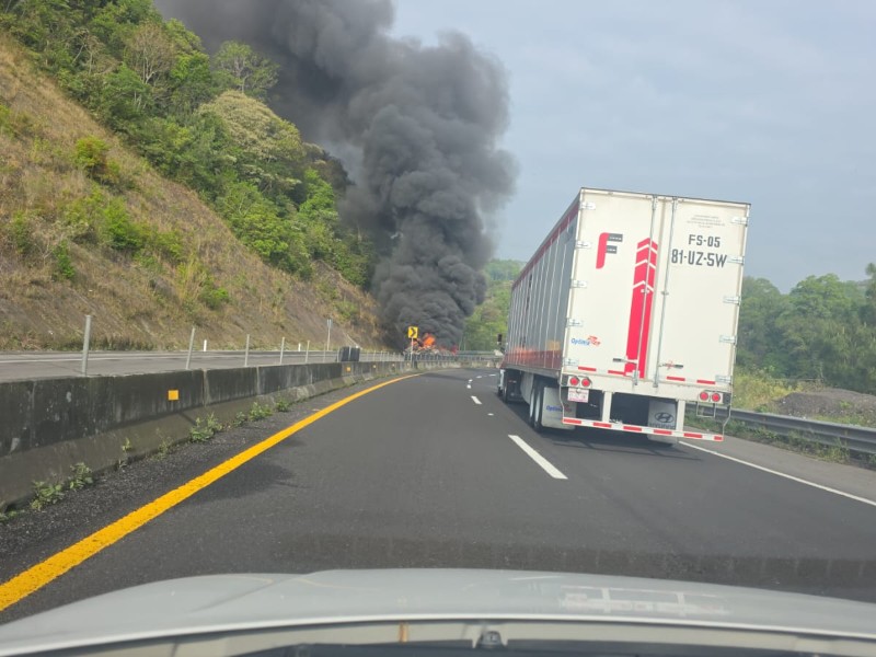 Se incendia tráiler sobre el libramiento Xalapa, muere conductor ...