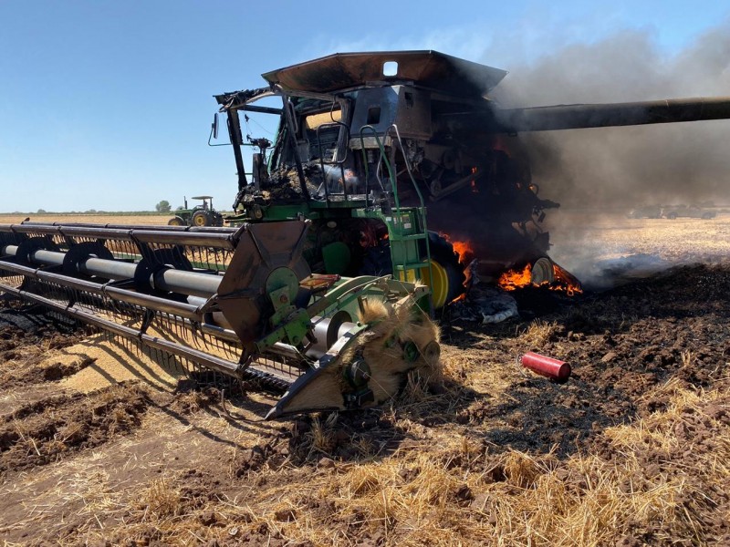 Se incendia Trilladora en Etchojoa