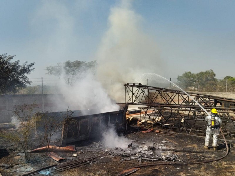 Se incendia tubería de plástico en predio hacia el Isenco