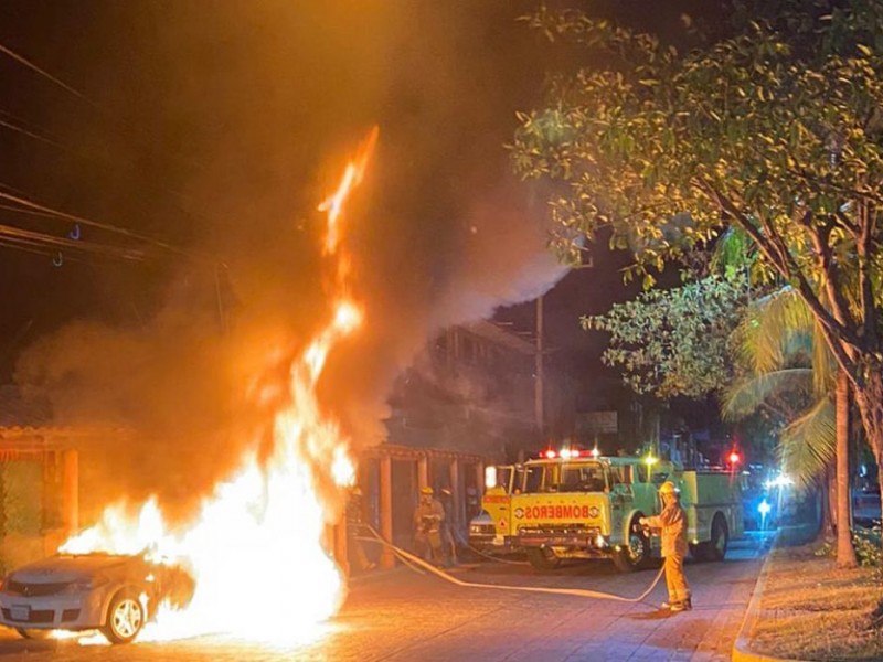 Se incendia un taxi por corto circuito en Zihuatanejo