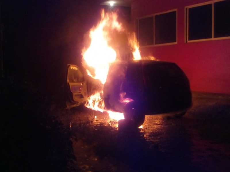 Se incendia un vehículo en la Miguel Alemán