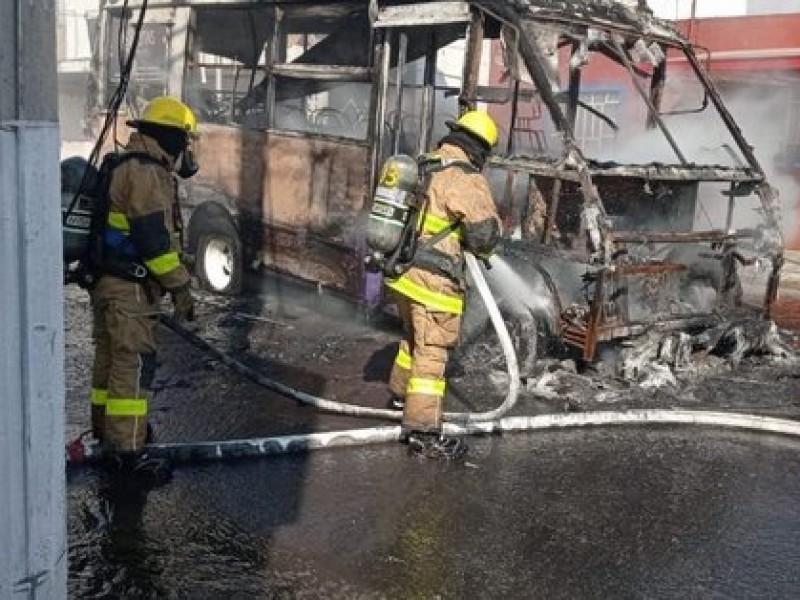 Se incendia unidad de transporte público; hubo una herida