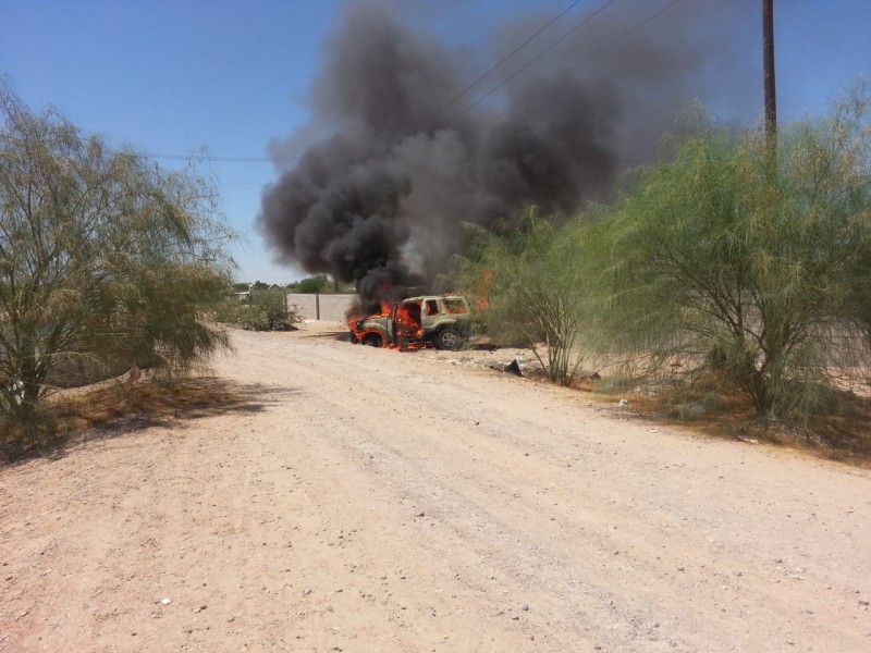 Vehículo se incendia a un costado del canal