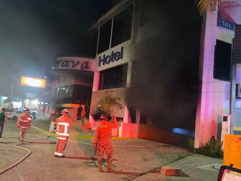 Se incendia vehículo al exterior de hotel en Manzanillo