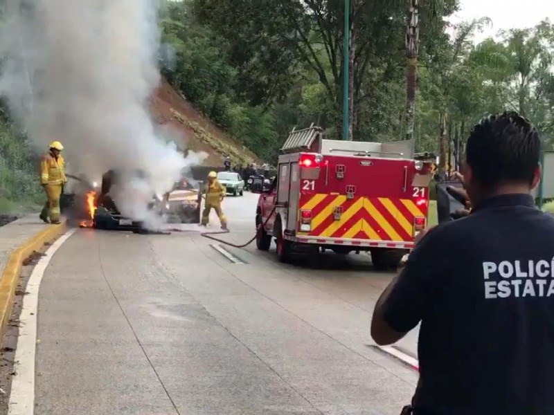 Se incendia vehículo en carretera a Coatepec