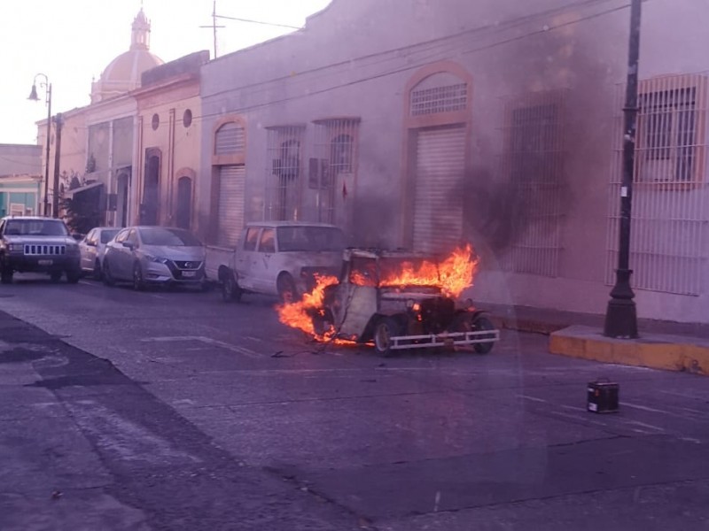 Se incendia vehículo en el centro de Colima