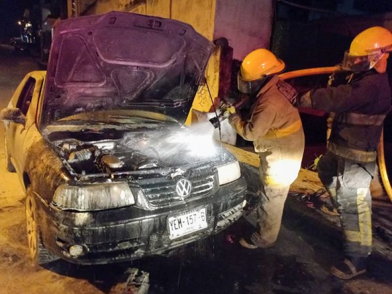 Se incendia vehículo particular en Coatepec