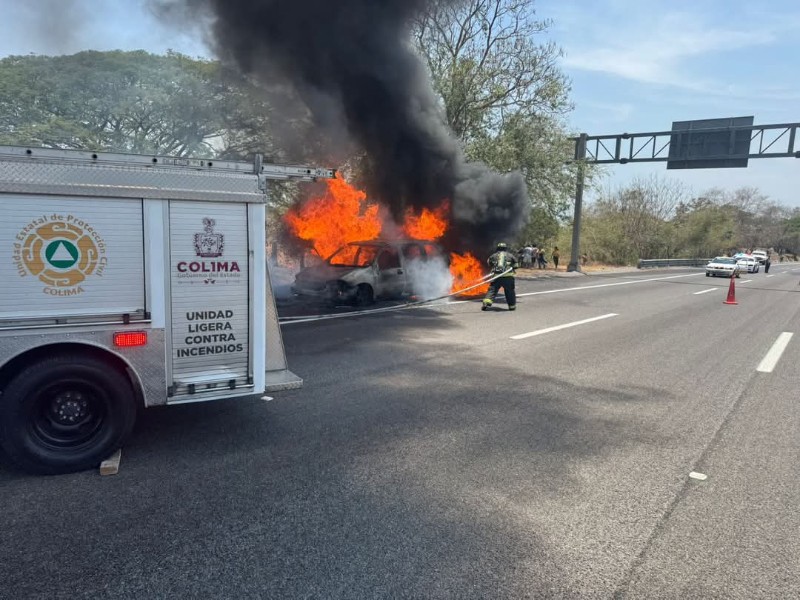 Se incendia vehículo por falla en autopista Colima-Guadalajara