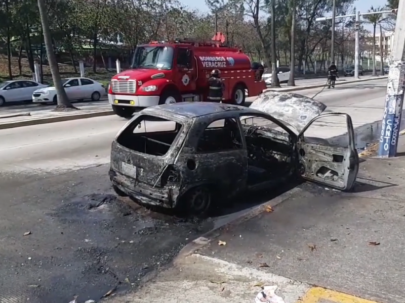 Se incendia vehículo sobre la Av, Díaz Mirón, en Veracruz