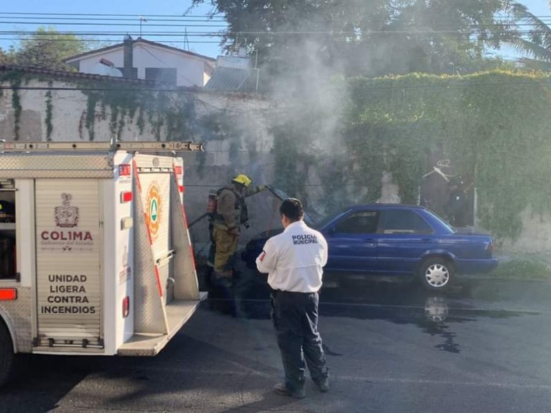 Se incendia vehículo sobre la calle Vicente Guerrero