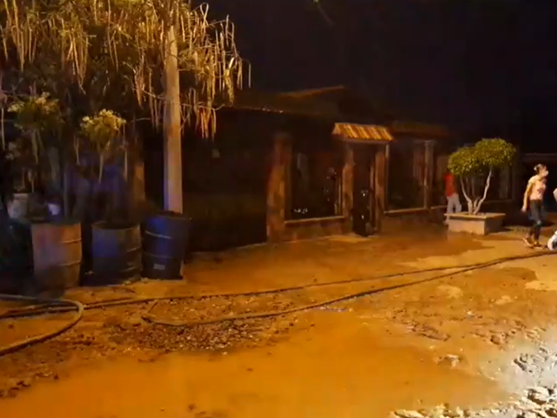 Se incendia vivienda, carpintería y dos autos en Gil Samaniego