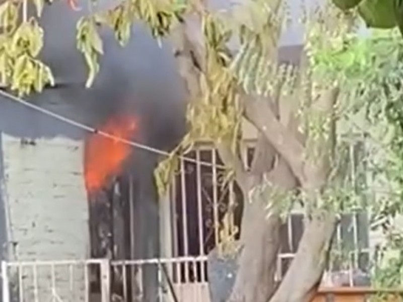 Se incendia vivienda de la colonia La Popular, en Colima