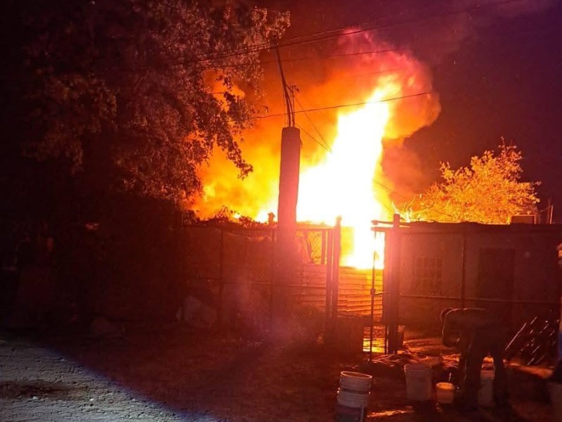 Se incendia vivienda en Villa Juárez; vecinos ayudan a contener
