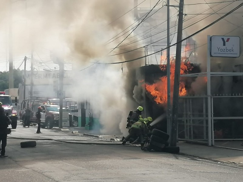 Se incendia vulcanizadora en Oaxaca; ciudadanos sufren intoxicación
