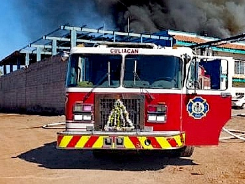 Se incendia yarda de trailers en Culiacán