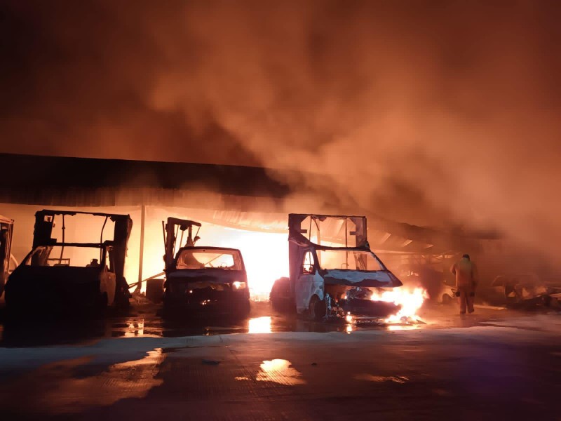 Se incendian 15 camiones de reparto de producto en Fresnillo