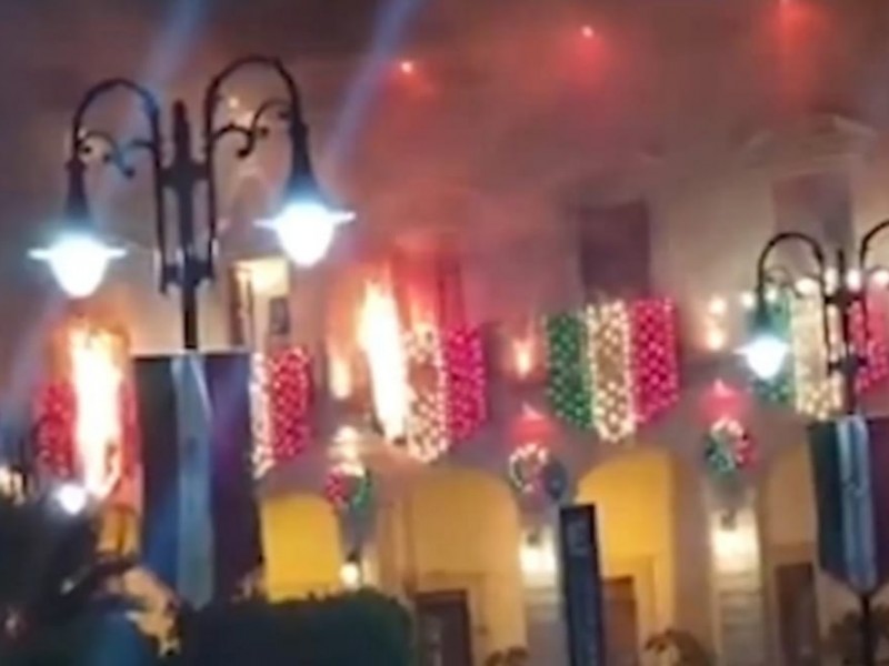 Se incendian adornos del ayuntamiento de Zacapoaxtla durante grito