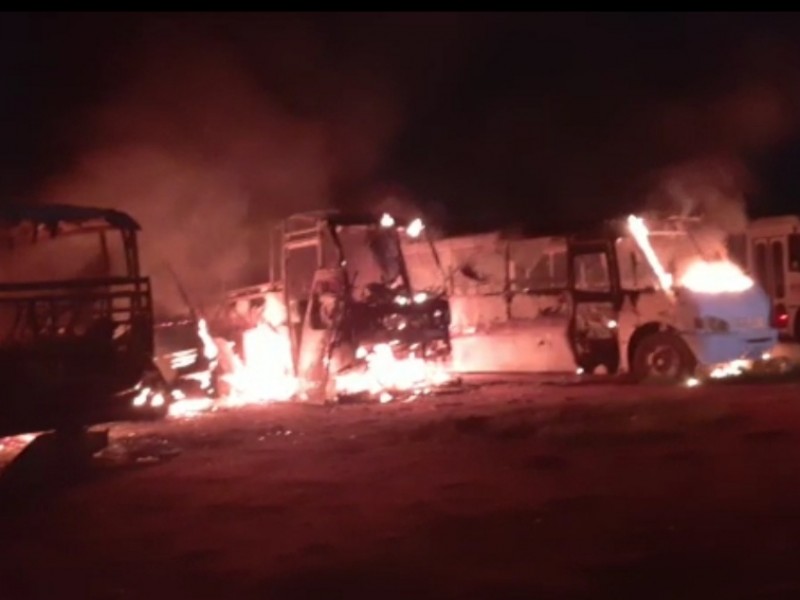 Se incendian camiones de trasporte de personal