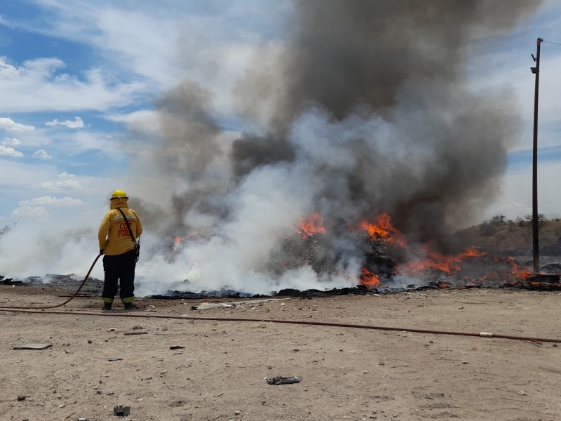 Se incendian desperdicios en antiguo relleno sanitario