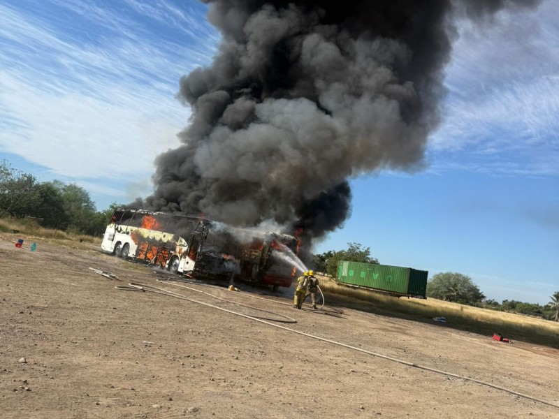Se incendian dos autobuses sobre la México 15