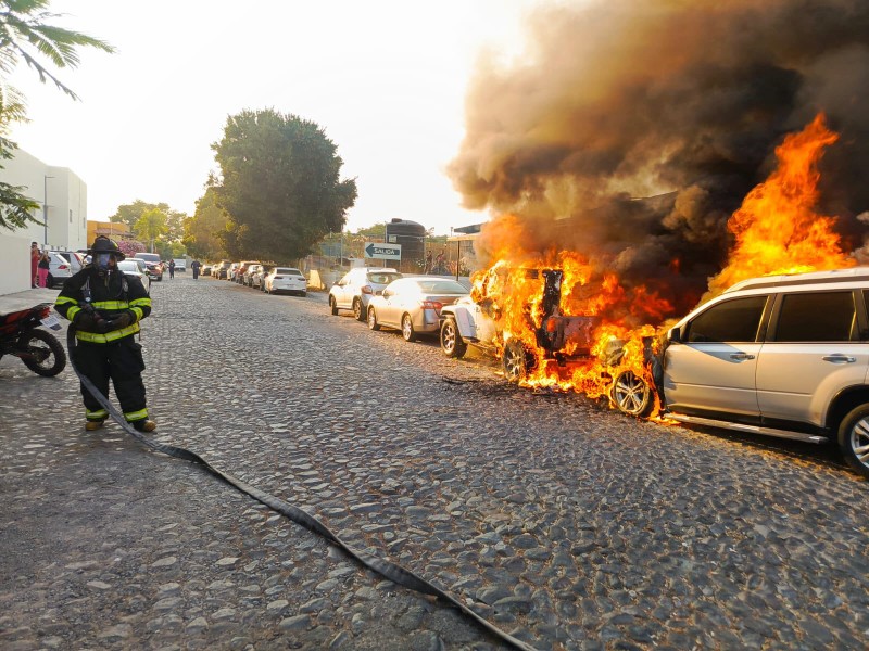 Se incendian dos vehículos cerca de zona hospitalaria