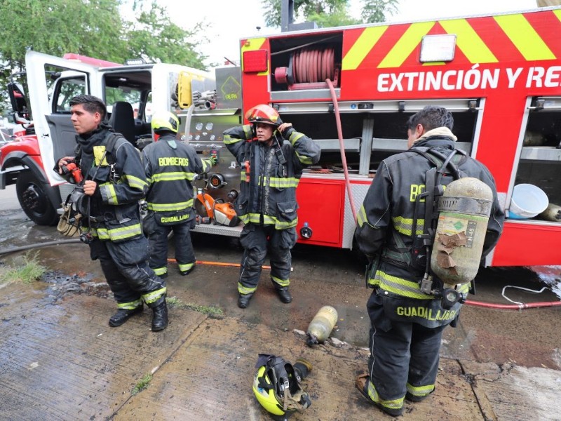 Se incendian locales comerciales en la avenida Lázaro Cárdenas