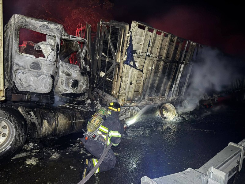 Se incendian tractocamiones y conductor muere en autopista Colima- Guadalajara