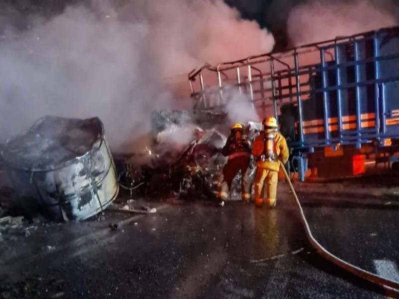 Se incendian tráiler y automóvil en autopista Colima-Gudalajara