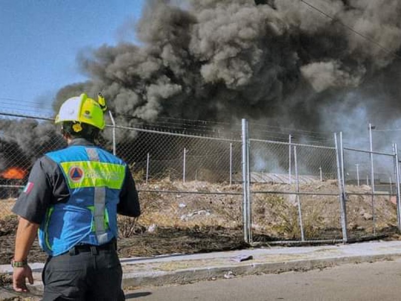 Se incendian unidades almacenadas de transporte público en Satélite