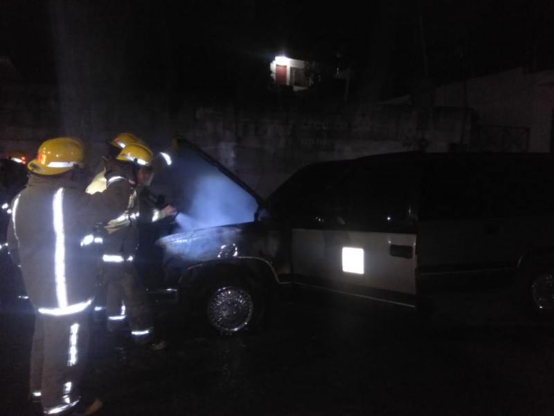 Se incendian vehículos  de una funeraria