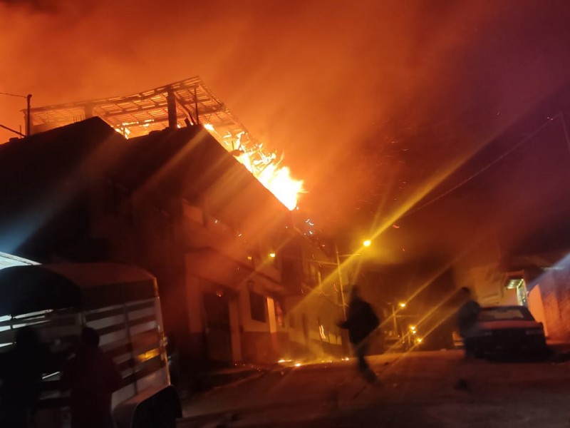 Se incendian viviendas y capilla en Ario de Rosales