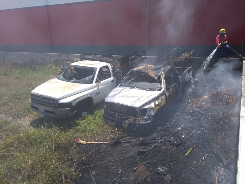 Se incendiaron dos camionetas estacionadas en terreno baldío