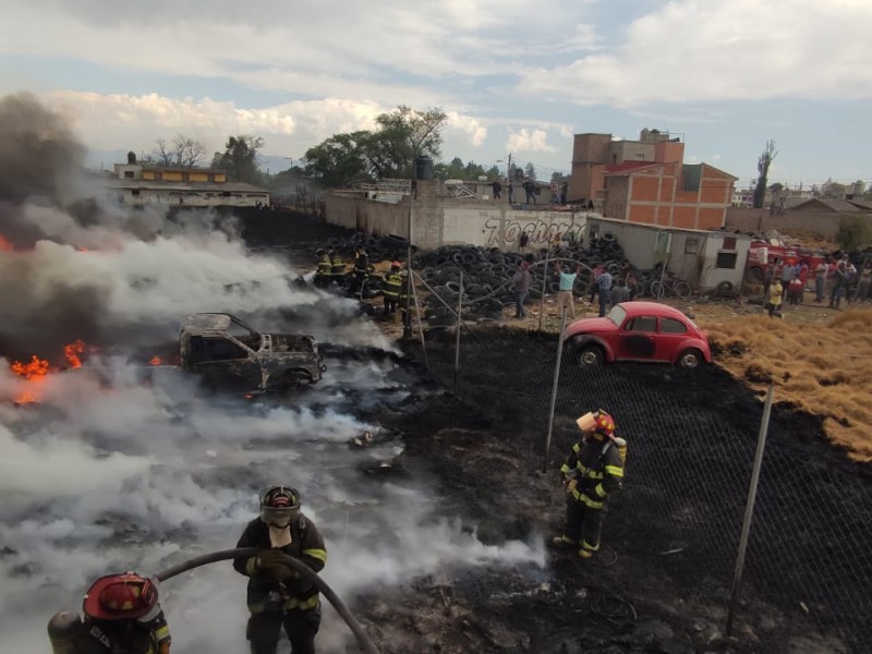 Se incendió bodega de llantas en Toluca