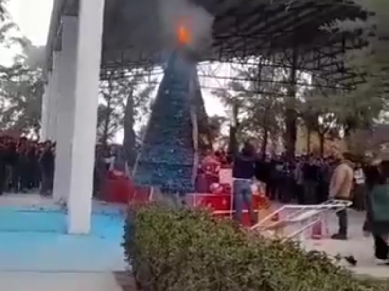 Se incendió un árbol de navidad en CECYTE en Tecamachalco