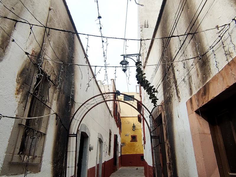 Se incenedian adornos navideños en Centro Histórico