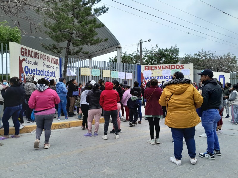 Se inconforman padres por falta de director en escuela