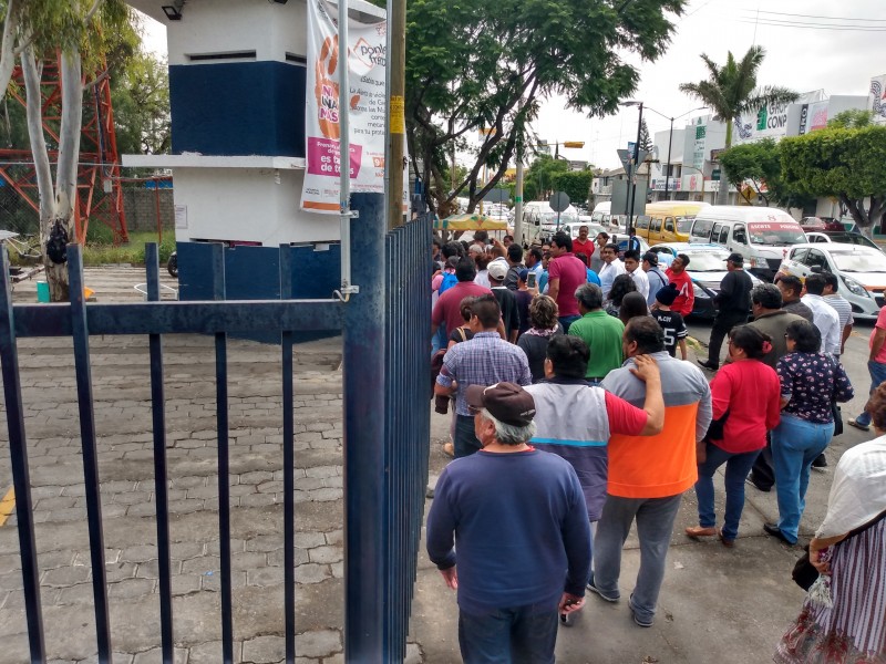 Se inconforman taxistas contra policías