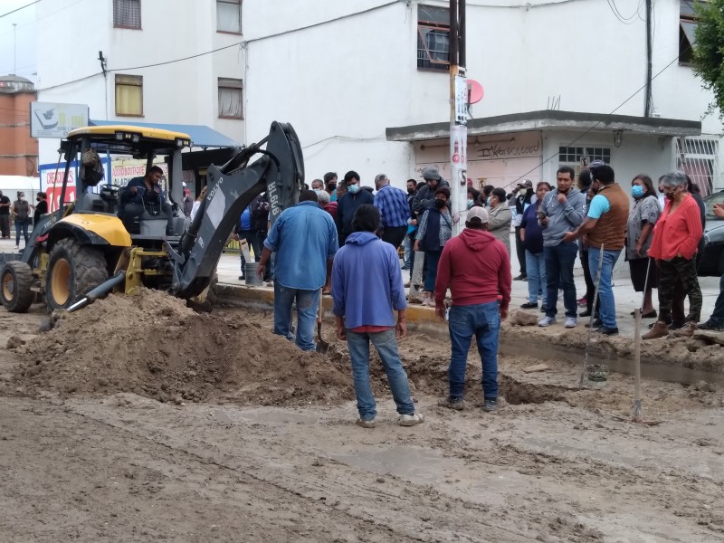 Se inconforman vecinos, acusan conexión arbitraria de pozo de agua