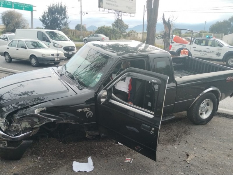 Se infarta y choca en Metepec