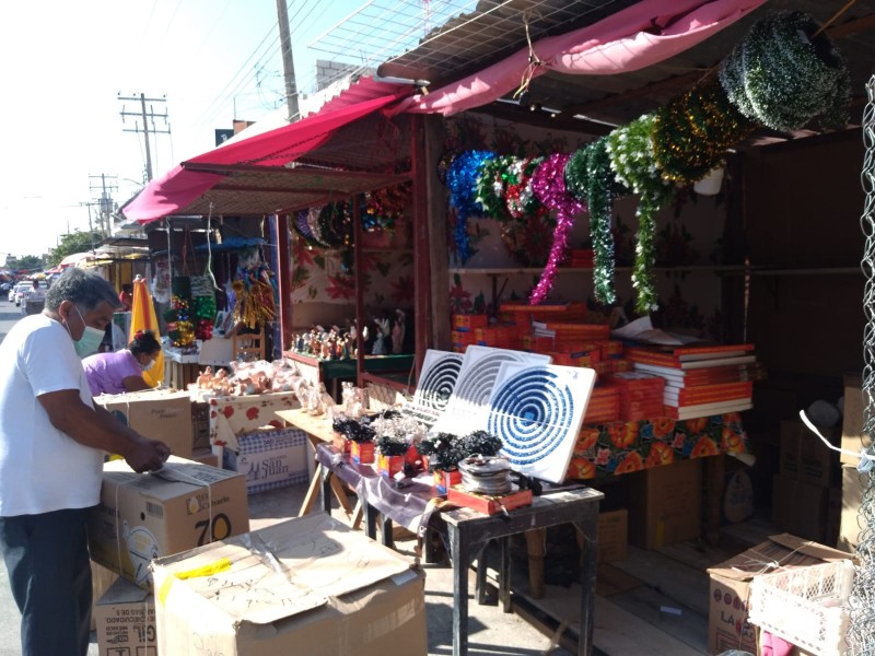 Se instalan comerciantes de productos navideños en Juchitán
