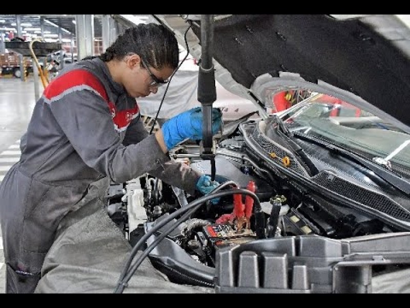 Se integran mujeres a talleres mecánicos