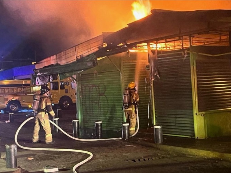 Se incendia Mercado de San Juan en Morelia