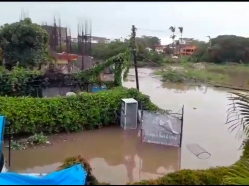 Se inunda Guayabitos, ciudadanos reportan daños en Palmar Marisol