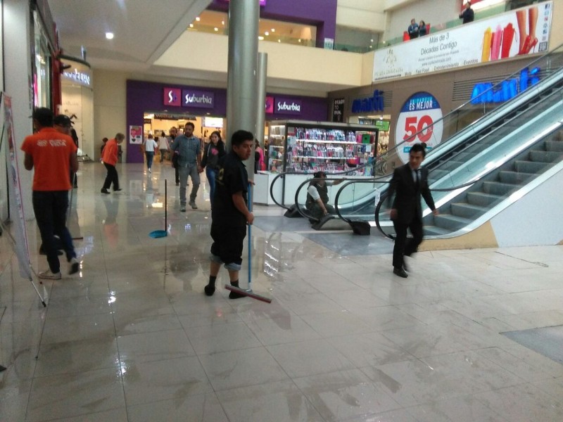 Se inunda Plaza Dorada por fuerte lluvia del domingo