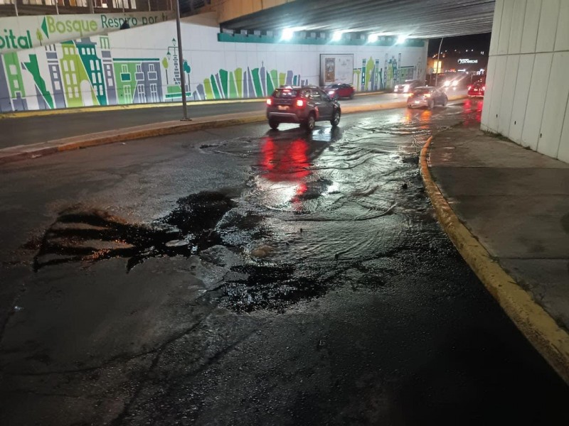 Se inunda puente por fuga de agua