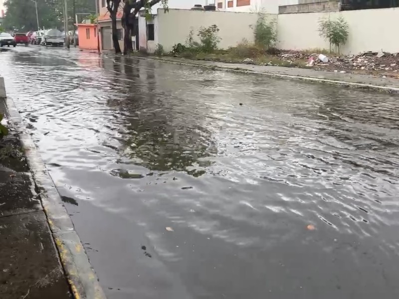 Se inundan calles tras lluvia en la zona conurbada