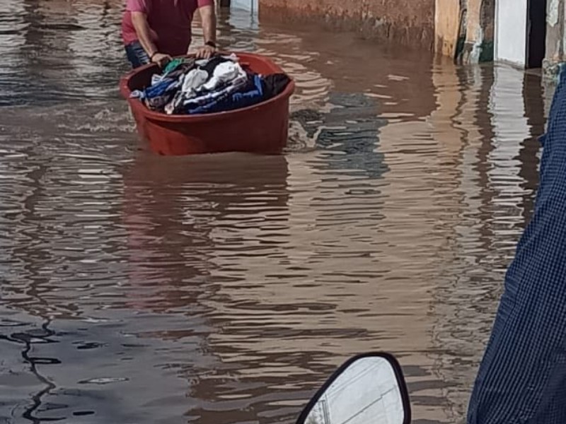 Se inundan dos delegaciones en Ayotlán; se desbordó Río Lerma