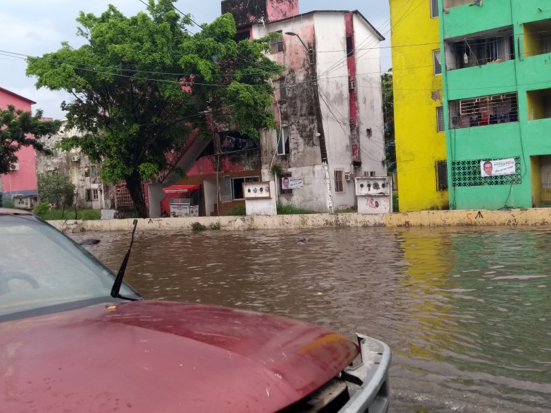 Se inundan en Infonavit Chiveria de Veracruz